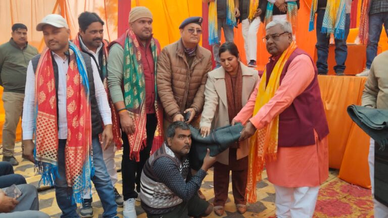 बहराइच: असहाय और निराश्रित लोगों को वितरित किए गए कंबल, खिचड़ी भोज कार्यक्रम का आयोजन