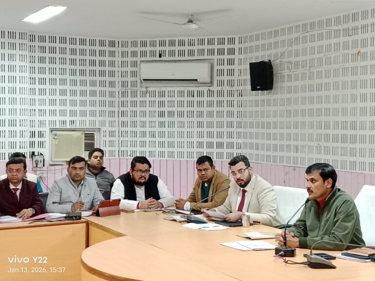 बलिया में पीएम आवास और ग्राम्य विकास योजनाओं की समीक्षा बैठक: डीएम ने दिखाया सख्त रुख