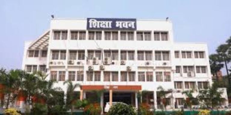 बिहार में शिक्षकों की छुट्टी पर सख्ती, अब वॉट्सऐप मैसेज नहीं चलेगा