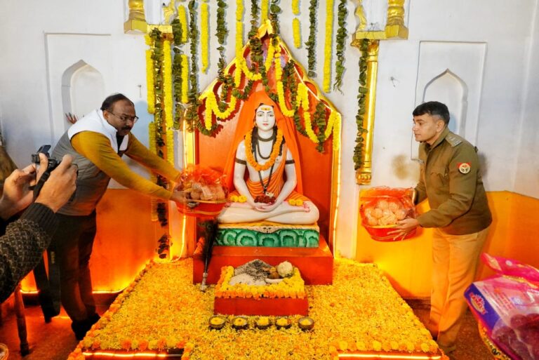 मकर संक्रांति पर डीएम–एसपी ने गोरखनाथ मंदिर में चढ़ाई खिचड़ी, मेला व्यवस्था का लिया जायजा