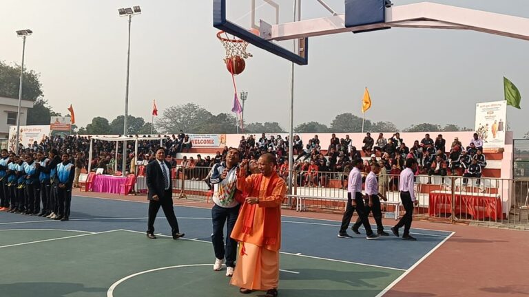 CM योगी ने गोरखपुर में अंतर विश्वविद्यालय महिला बास्केटबॉल का किया उद्घाटन