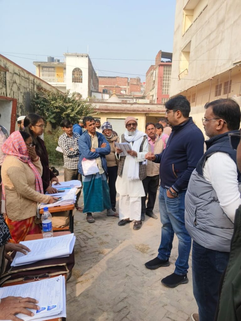 विशेष गहन पुनरीक्षण कार्यक्रम अपर जिलाधिकारी ने कई बूथों का किया निरीक्षण