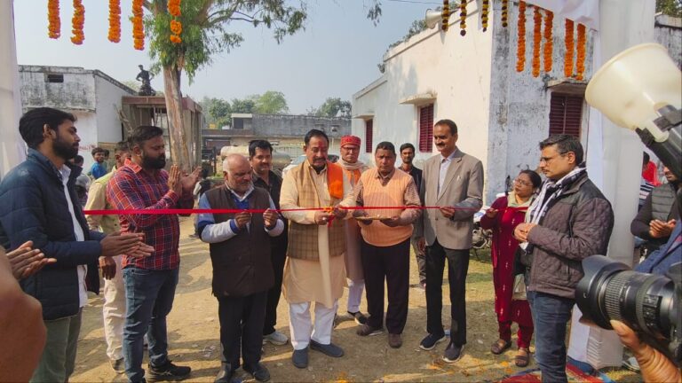 किसानों को अनुदान पर तिरपाल और कस्टम हायरिंग सेंटर वितरित