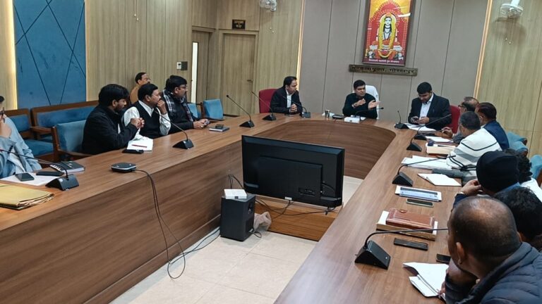 सड़क नव निर्माण को लेकर मंडलायुक्त सभागार में बैठक
