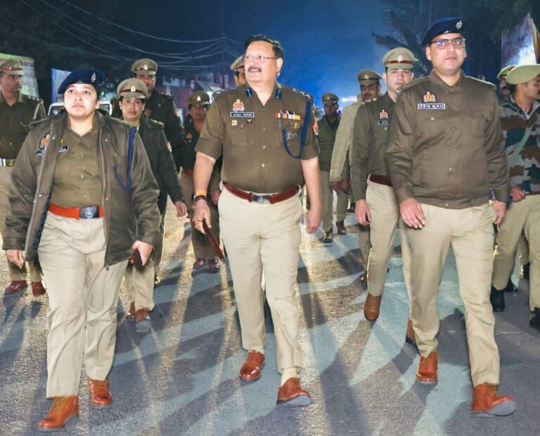 सदर बाजार में पुलिस का फ्लैग मार्च