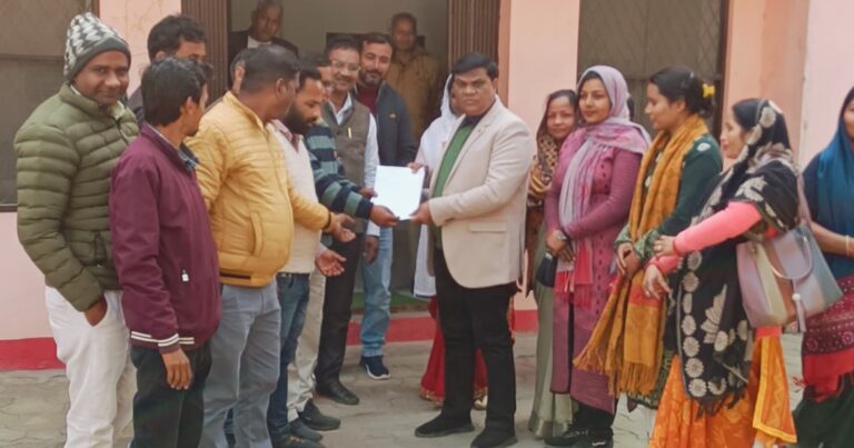 छह माह से वेतन लंबितः रोजगार सेवकों का फूटा गुस्सा,बीडीओ को सौंपा ज्ञापन