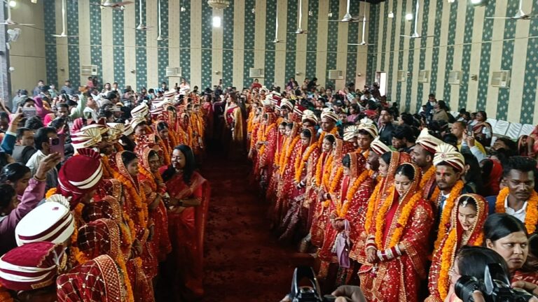 सामूहिक विवाह कार्यक्रम मे 51 जोड़े सात फेरों में बंधे