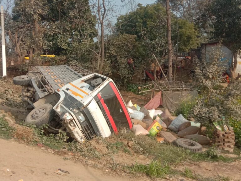 मझौलीराज ट्रक दुर्घटना: समय रहते टली अनहोनी, चालक सुरक्षित