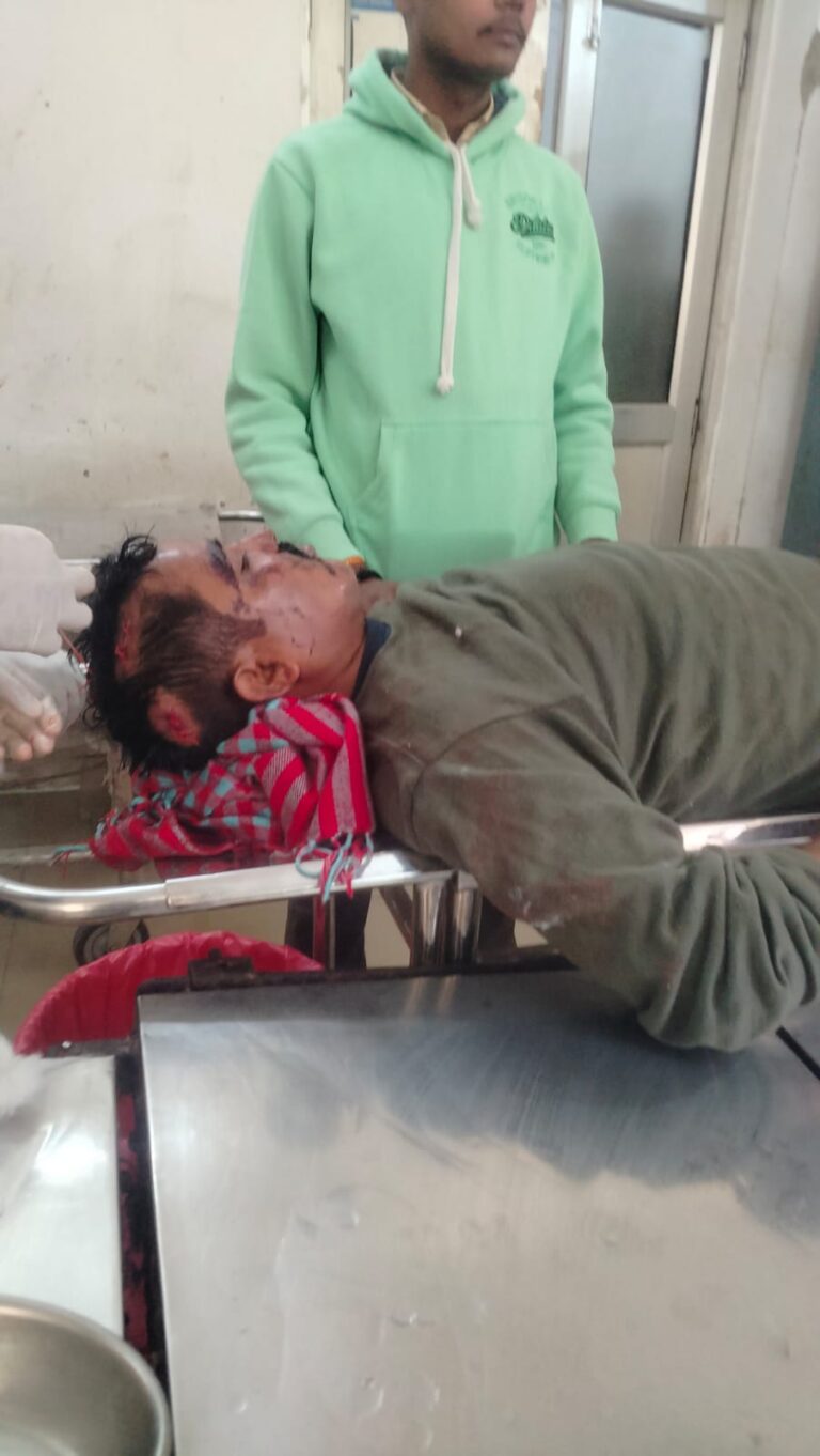 रास्ता समतल करने के दौरान हिंसक हमला, तीन घायल—दो गोरखपुर रेफर
