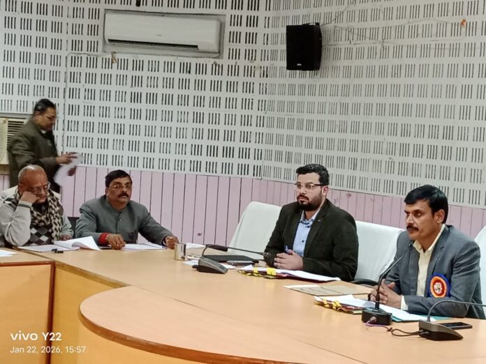 डीएम की अध्यक्षता में समीक्षा बैठक में व्यापारियों की समस्याओं पर चर्चा