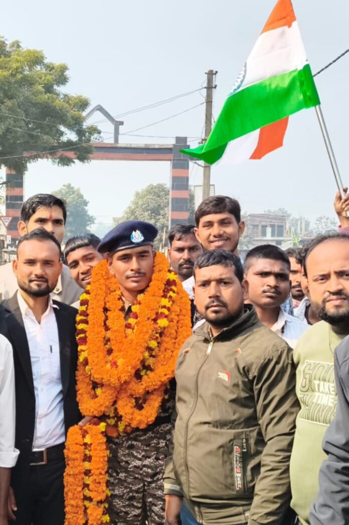 CRPF में चयनित जवान वीरेंद्र गुप्ता का गांव में ढोल-नगाड़ों के साथ स्वागत