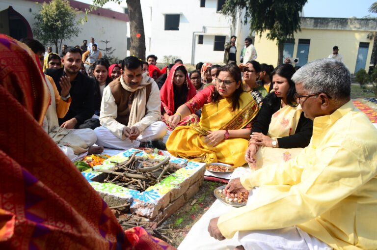 विश्वविद्यालय परिसर में धूमधाम से हुआ सरस्वती पूजन