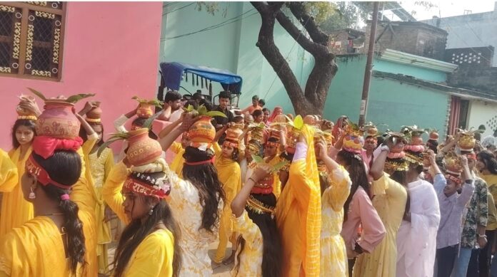 इमलियां में 251 कलशों की शोभायात्रा