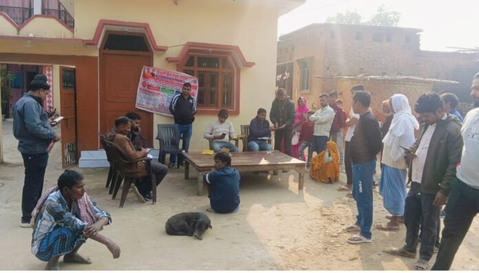 सलेमपुर ग्रामीण में बिजली बिल वसूली कैंप