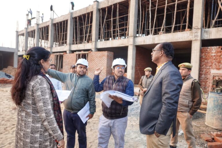 डीएम ने किया कस्तूरबा गांधी बालिका विद्यालय का निरीक्षण, गुणवत्ता में लापरवाही पर जताई नाराजगी