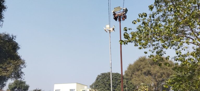 दिन के उजाले में जलती स्ट्रीट लाइटें, ब्लॉक प्रशासन बेपरवाह
