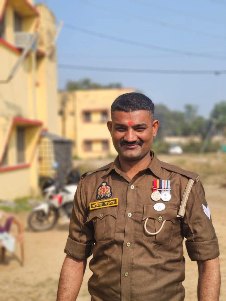 कर्तव्यनिष्ठा का सम्मान: यूपी पुलिस कर्मी अमित कुमार पाठक को स्वर्ण पदक