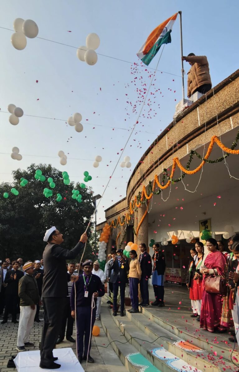 77वां गणतंत्र दिवस जनपद में हर्षोल्लास और देशभक्ति के साथ संपन्न