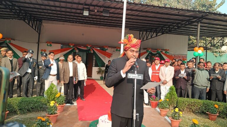 पर्यटन भवन कलेक्ट्रेट पर डीएम दीपक मीणा ने किया ध्वजारोहण