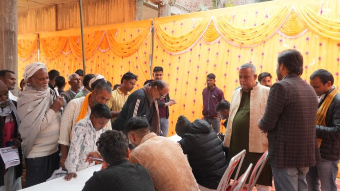 देवरिया में राजेश सिंह दयाल फ़ाउंडेशन द्वारा आयोजित निःशुल्क चिकित्सा शिविर में मरीजों की जांच करते डॉक्टर