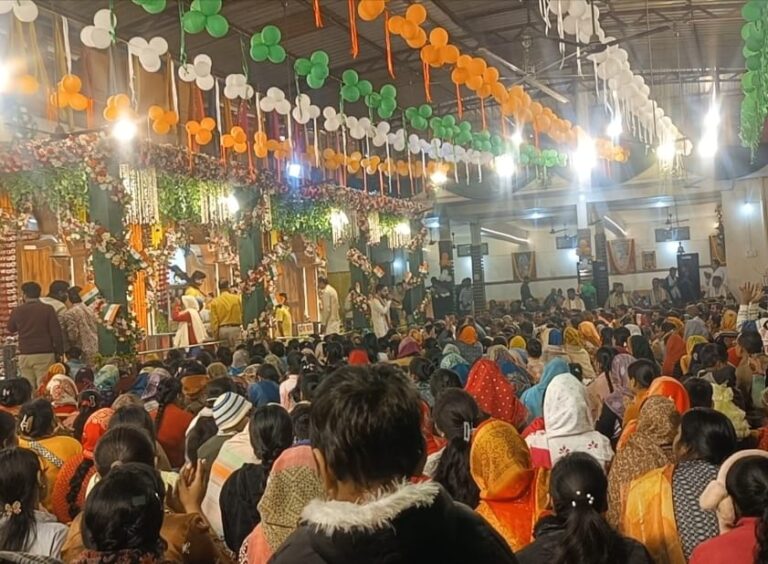 त्रिदेव धाम तृतीय स्थापना दिवस महोत्सव बना आस्था का महाकुंभ, भजनों में झूमे हजारों श्रद्धालु