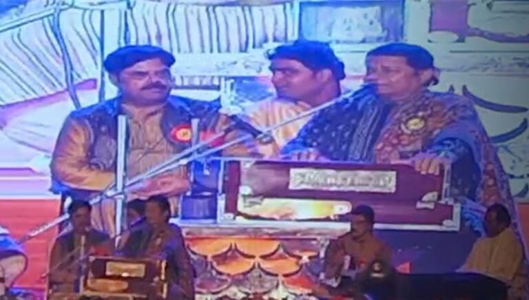 भजनों की सुरधारा में डूबे श्रोता, अनूप जलोटा की स्वर-लहरियों ने बांधा समां