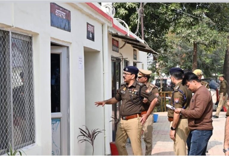 पुलिस अधीक्षक ओमवीर सिंह का रिजर्व पुलिस लाइन बलिया में औचक निरीक्षण