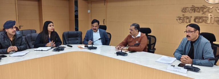 डीएम ने सड़क सुरक्षा समिति की बैठक में स्कूली वाहनों के शत-प्रतिशत सत्यापन का दिया निर्देश