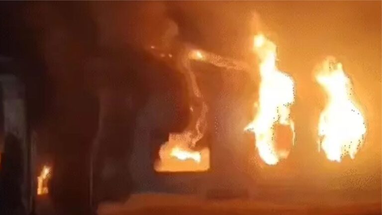 Delhi Fire News: आदर्श नगर में DMRC क्वार्टर में भीषण आग, एक ही परिवार के तीन सदस्यों की दर्दनाक मौत
