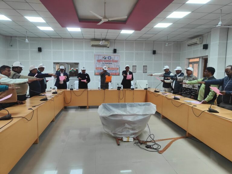 लोकतंत्र की मजबूती के लिए जागरूक मतदान जरूरी: आयुक्त अखिलेश सिंह