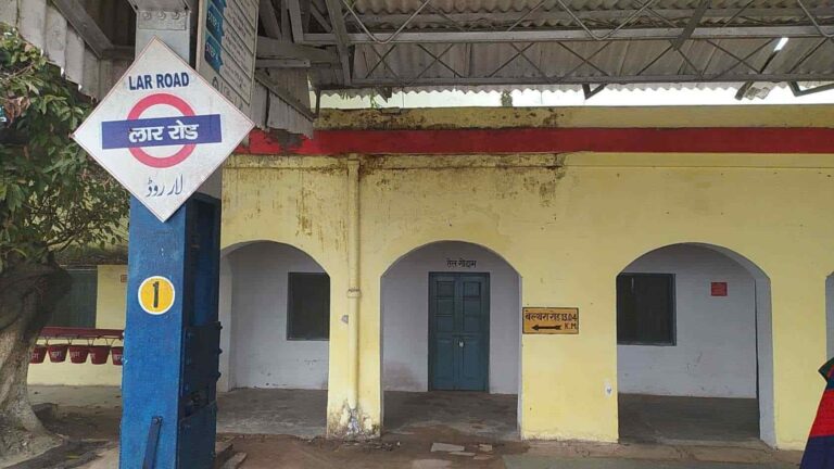 ईमानदारी की मिसाल: लार रोड स्टेशन पर छूटा बैग सुरक्षित लौटाया, यात्री ने ली राहत की सांस