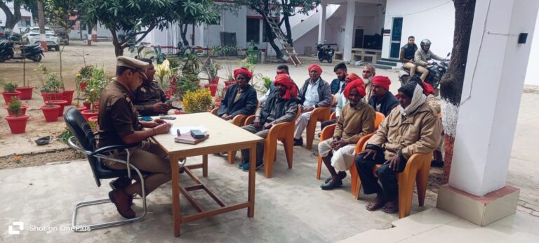 कानून-व्यवस्था सुदृढ़ करने को लेकर ग्राम चौकीदारों के साथ पुलिस की अहम बैठक