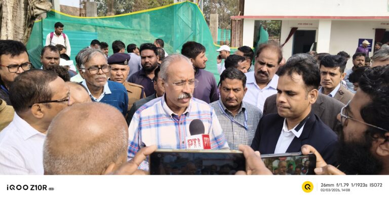 घुघली स्टेशन का महाप्रबंधक ने किया औचक निरीक्षण, यात्री सुविधाओं से लेकर ओवरब्रिज तक उठीं कई अहम मांगें