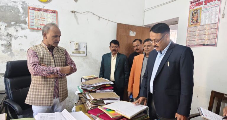 डीएम ने किया कलेक्ट्रेट का सघन निरीक्षण