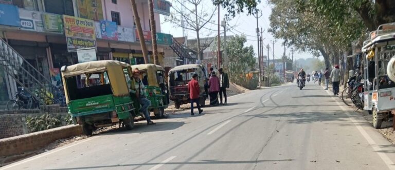 घुघली में सड़क पर चल रहा अवैध टैक्सी स्टैंड का खेल, प्रशासन मौन