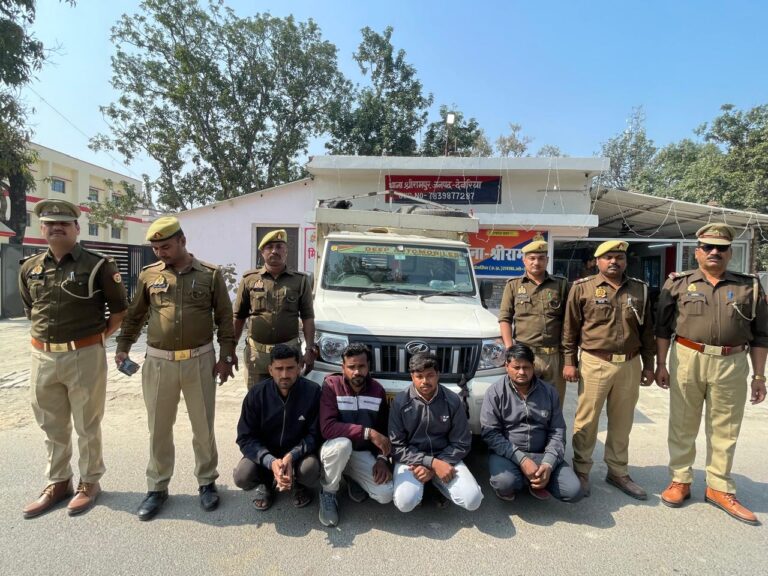 देवरिया में बोलेरो पिकअप से गोवंशीय पशु बरामद, वाहन सीज