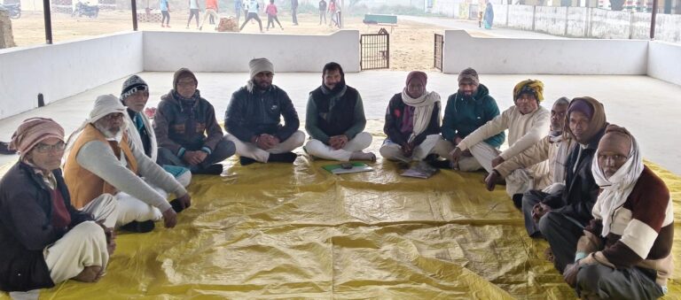 रेलवे स्टेशन मार्ग व नाली निर्माण न होने पर भड़के रासद और सीपीआई कार्यकर्ता
