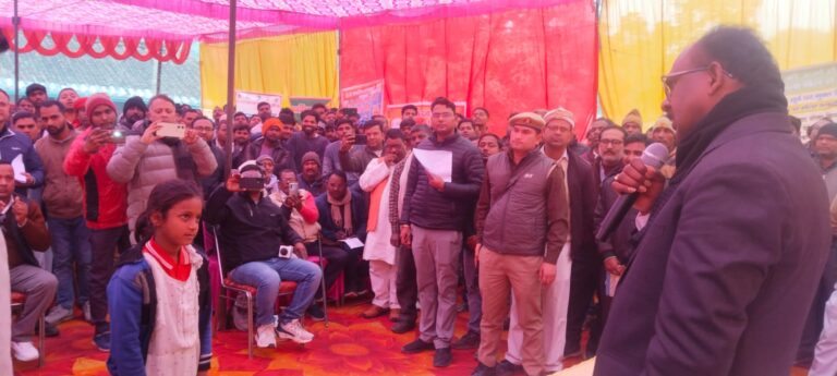 महराजगंज: सांसद आदर्श ग्राम हरिहरपुर में प्रशासन की चौपाल: डीएम ने गांव में बैठकर सुनी जनता की आवाज़