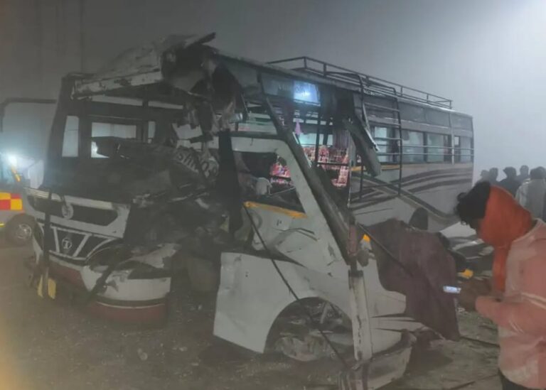 खड़ी डीसीएम में बस ने मारी ठोकर 5 यात्री घायल,मौके पर पहुंची पुलिस