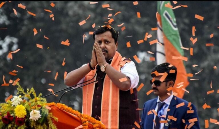 पटना में भगवामय स्वागत, काले रंग ने दिया समर्थन का संदेश
