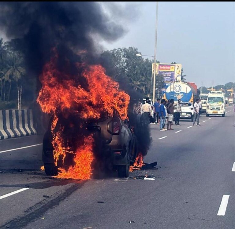 सोशल मीडिया पर वायरल वीडियो: बागपत कार आग हादसे ने मचाई सनसनी