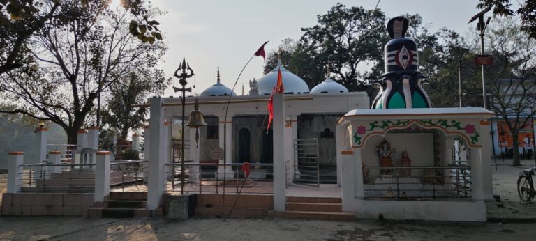 महाशिवरात्रि 2026: तमसा तट पर सजा बारह दुवारिया शिव मंदिर, श्रीराम कथा में उमड़ी श्रद्धा
