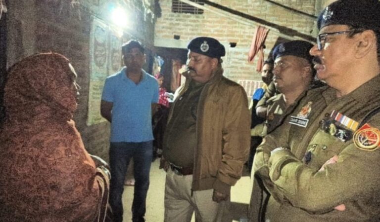 बलिया में लूटकांड का DIG आजमगढ़ व SP ने किया निरीक्षण, पीड़ित परिवार से मिलकर दिया भरोसा