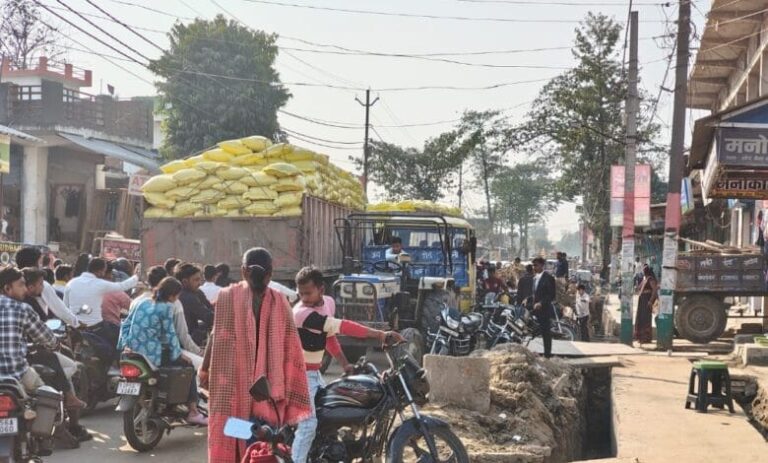 अधूरी नाली बनी आफत, सिंदुरिया-झनझनपुर मार्ग पर घंटों जाम