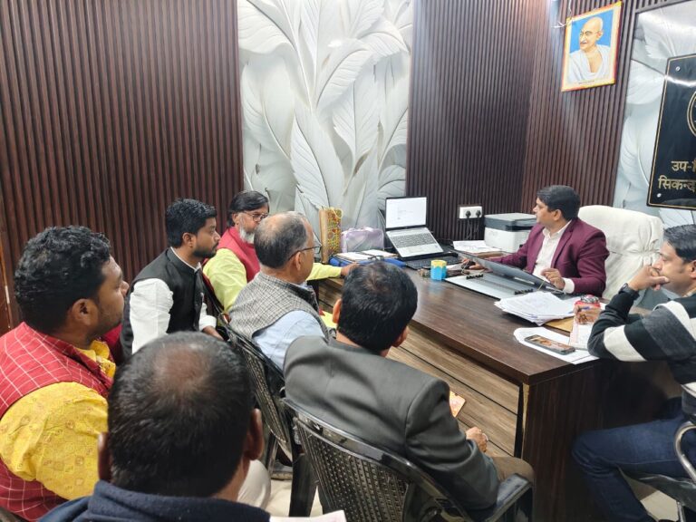 सिकंदरपुर में राजनीतिक दलों की बैठक, मतदाता सूची विसंगतियों पर चर्चा
