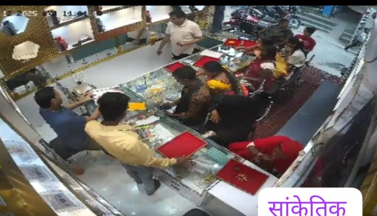 अंधविश्वास के जाल में फंसी महिला, आभूषण दुकान में चोरी की नाकाम कोशिश