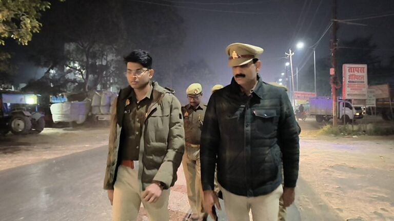 त्योहारों से पहले मऊ पुलिस अलर्ट, शहर में बढ़ाई गई गश्त