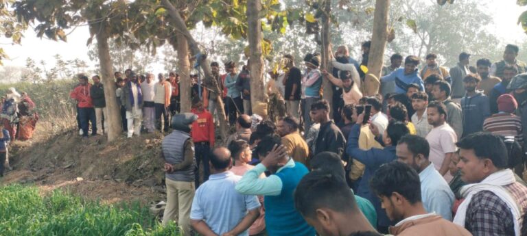 महाराजगंज: पेड़ से लटका मिला 16 वर्षीय युवक का शव, पुलिस जांच में जुटी