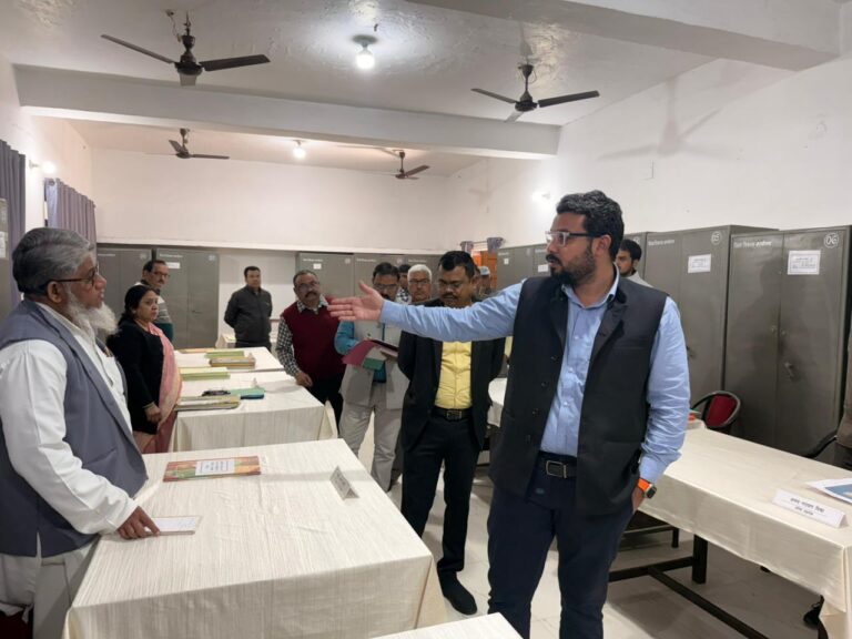 विकास भवन निरीक्षण: सीडीओ के कड़े तेवर, कई कर्मचारियों का वेतन रोकने का आदेश