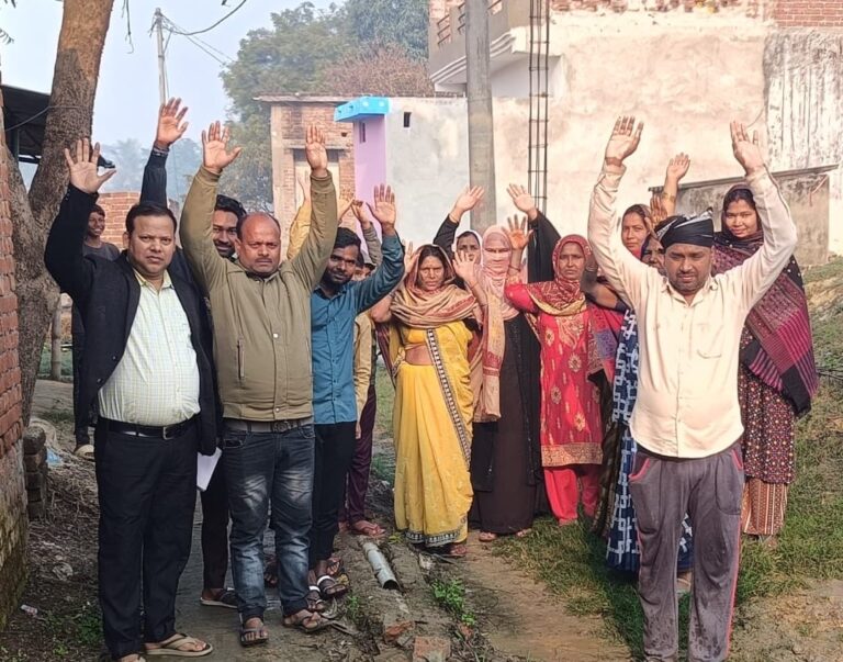 सिंदुरिया में टूटी सड़क पर फूटा गुस्सा: सड़क, नाली और सफाई को लेकर ग्रामीणों का प्रदर्शन